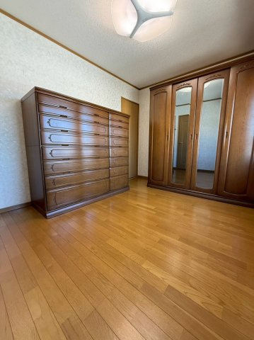 沖町　中古一戸建ての寝室|洋室6.0帖
■物件内覧・資金計画相談・住宅ローン相談、リフォーム相談、お問合せ受付中■
※当日・翌日のご内覧、ご相談はお電話でのお問合せがスムーズです！