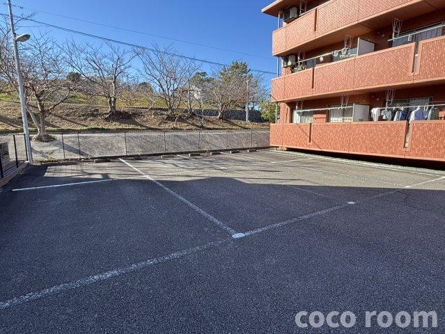 エヴァーグリーンの駐車場