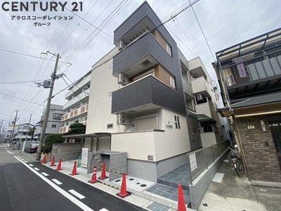 オートロックで外部の人間が簡単に出入りできないため安心です。
