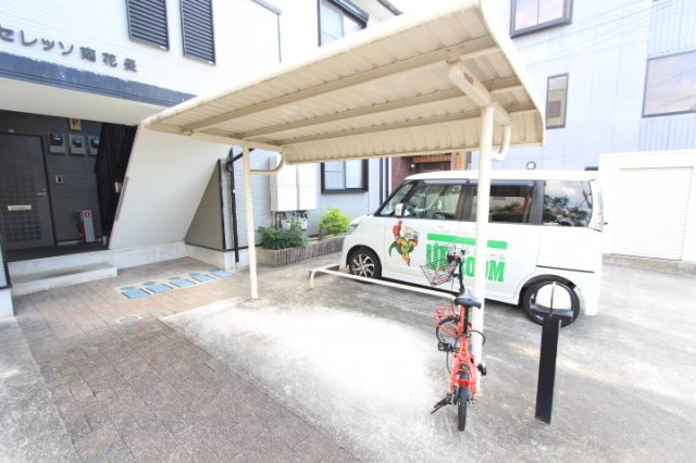 セレッソ南花長の駐車場