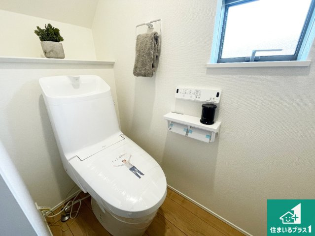 亀山市山下町　第1期　新築一戸建てのトイレ|1・2階の2ヶ所にあるので、朝の忙しい時間の順番待ちもなく、深夜の利用にも大変便利です。