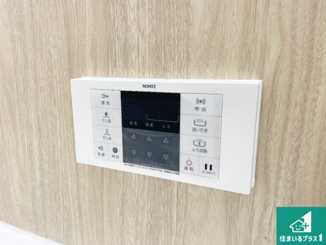 亀山市山下町　第1期　新築一戸建てのキッチン|リビングと統一感があり、使い勝手のいいキッチン。広々としているので、二人並んで作業が出来ちゃいます。お子様と一緒に色々なお料理に挑戦できるスペースがあります。