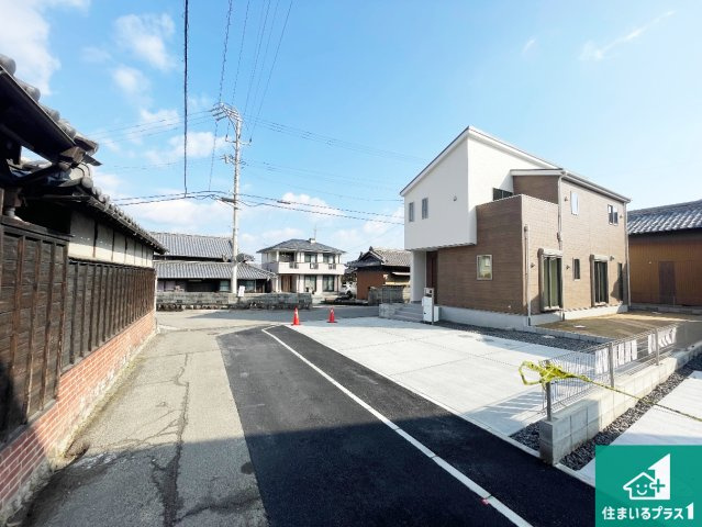 亀山市山下町　第1期　新築一戸建ての前面道路含む現地写真|周辺は閑静な住宅街！前面道路広々で車の出し入れも便利です。駐車が苦手な方でも安心して車庫入れできます！