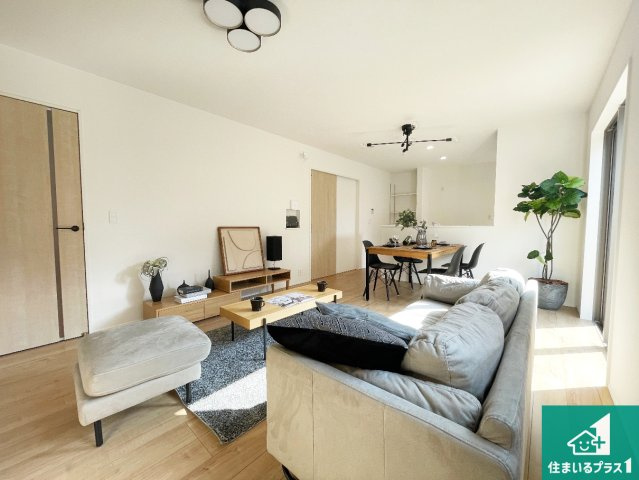 亀山市山下町　第1期　新築一戸建ての居間・リビング|シンプルなリビングは、観葉植物等のインテリアを楽しめますね！パパ好みにも、ママ好みにも家具次第で雰囲気を変えることができます！