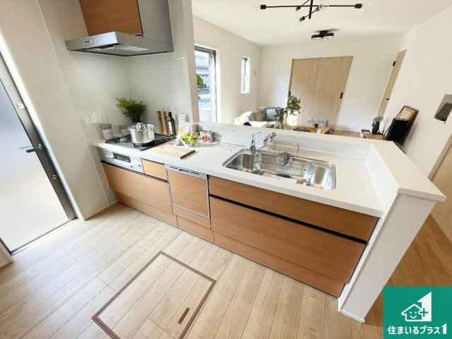 亀山市山下町　第1期　新築一戸建てのキッチン|リビングと統一感があり、使い勝手のいいキッチン。広々としているので、二人並んで作業が出来ちゃいます。お子様と一緒に色々なお料理に挑戦できるスペースがあります。
