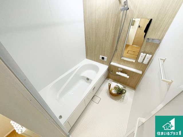 亀山市山下町　第1期　新築一戸建ての浴室|足をゆったり伸ばして寛げる浴槽です。窓が設けられていますので差し込む光が明るく穏やかな雰囲気にしてくれます♪浴室乾燥機も設置しているので、雨の日の洗濯物も安心です♪
