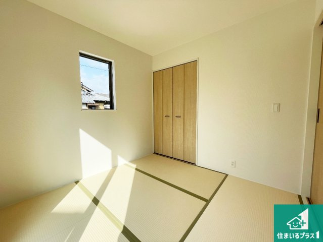 亀山市山下町　第1期　新築一戸建ての和室|一室あると便利な和室は客間としてだけでなく、小さなお子様のプレイルームや食後のくつろぎスペースとしてもご利用いただけます。収納もついていますので大活躍間違いなし！