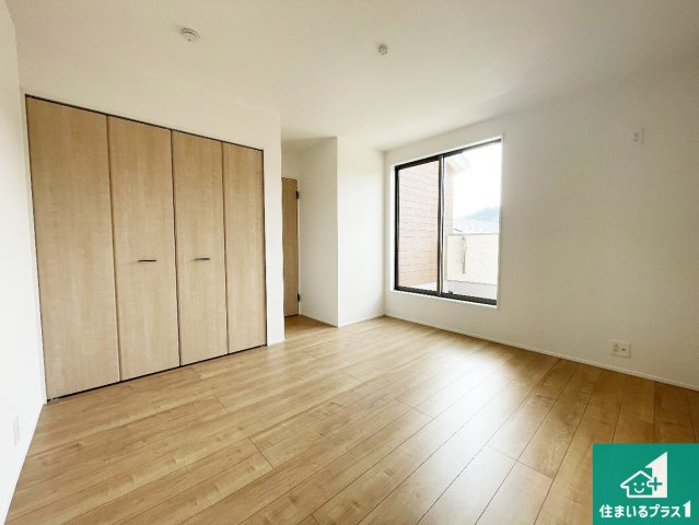 亀山市山下町　第1期　新築一戸建ての洋室|収納スペースが充実しているので子供の成長に合わせてたくさん収納ができます！家族構成に合わせた様々な活用ができる収納！