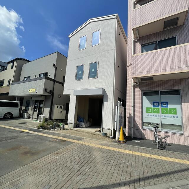 稲城市矢野口のアパートのエントランス