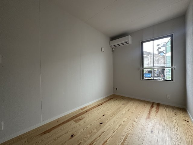 稲城市矢野口のアパートの居間・リビング