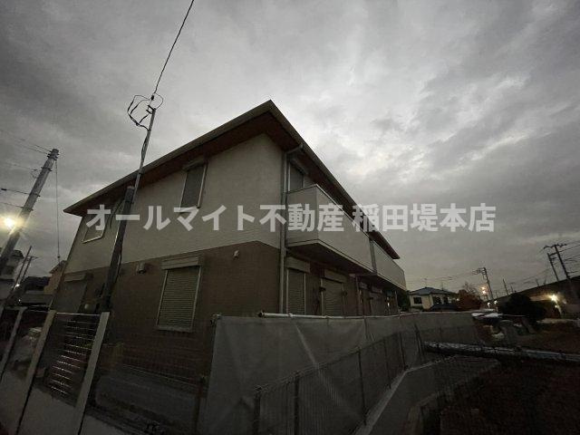 稲城市東長沼のアパートの外観