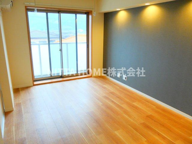 ザ・ファンクレイン　たんばの居間・リビング|アクセントカラーのクロスがオシャレです♪