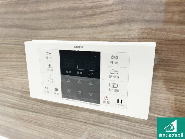 亀山市山下町　第1期　新築一戸建てのキッチン|リビングと統一感があり、使い勝手のいいキッチン。広々としているので、二人並んで作業が出来ちゃいます。お子様と一緒に色々なお料理に挑戦できるスペースがあります。