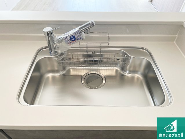 亀山市山下町　第1期　新築一戸建ての独立洗面台|清潔感のある洗面台です。フラットな鏡は掃除がしやすく毎日清潔！ホースは引き出して使えるので洗顔やお掃除の際に便利です！