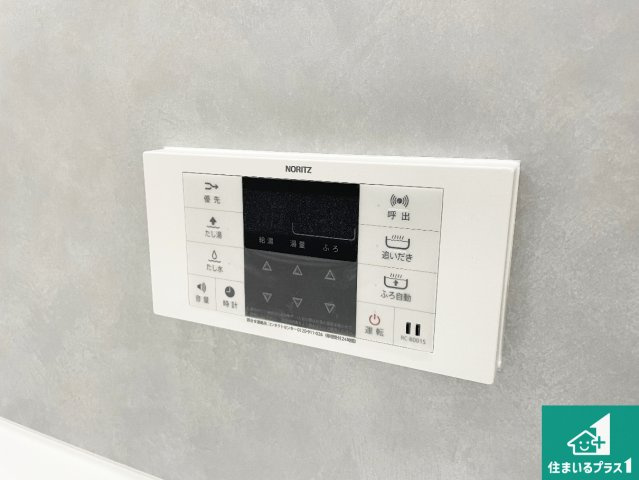 亀山市山下町　第1期　新築一戸建てのキッチン|リビングと統一感があり、使い勝手のいいキッチン。広々としているので、二人並んで作業が出来ちゃいます。お子様と一緒に色々なお料理に挑戦できるスペースがあります。