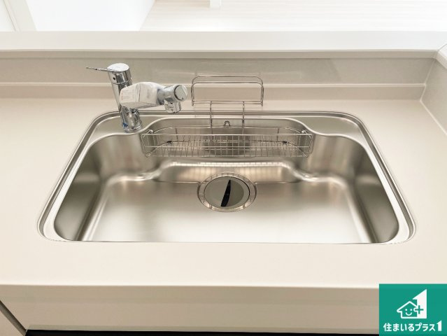 亀山市山下町　第1期　新築一戸建ての独立洗面台|清潔感のある洗面台です。フラットな鏡は掃除がしやすく毎日清潔！ホースは引き出して使えるので洗顔やお掃除の際に便利です！