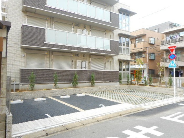 ジュネス富浜Ⅲの駐車場