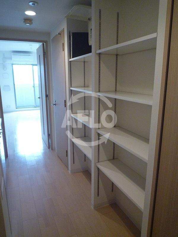 ルクレ難波の収納|CASSIA難波（カッシア難波）　ろうかの棚　便利です