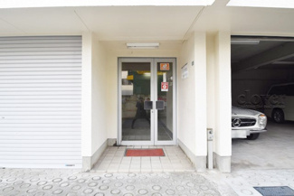 【エントランス】 | マンションの正面エントランス。出入りする人間を癒してくれるマンション入り口であり、その建物の「顔」でもあります。～即日のご見学可能～　お問合せはお気軽にどうぞ。
