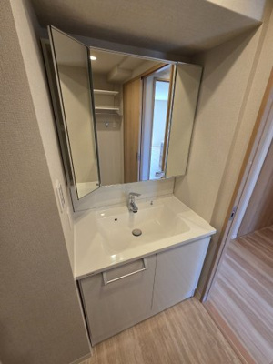 【独立洗面台】 | セレノ藤原台B棟 | 洗面台も新調しており、シャワー付きで朝の忙しい時間帯も楽々です。