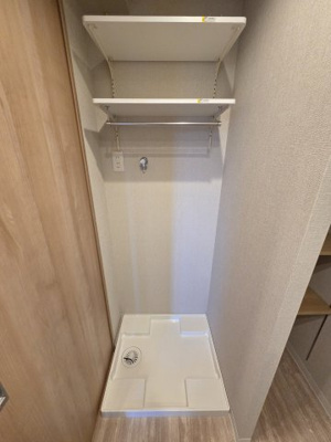 【洗面所】 | セレノ藤原台B棟 | 洗濯パンも新調、棚があるのは嬉しいですね。