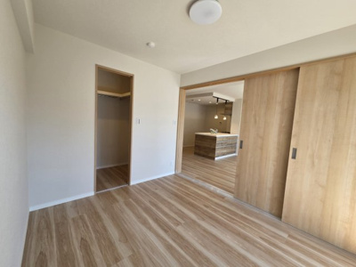 【洋室】 | セレノ藤原台B棟 | リビングから続き間になっているので、より広くお使いいただけます。