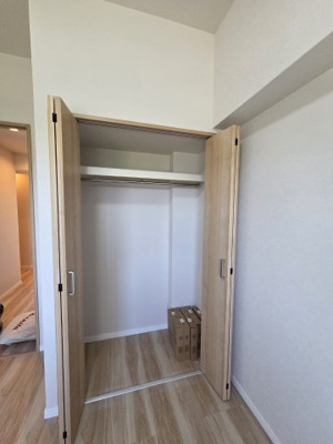 【収納】 | セレノ藤原台B棟 | 大きなクローゼットがあるので、お部屋が片付きます。