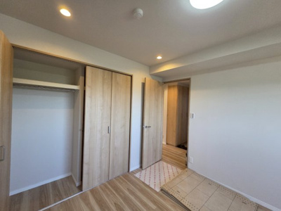 【洋室】 | セレノ藤原台B棟 | 洋室約6.9帖　こちらのお部屋にも大きなクローゼットがあります。