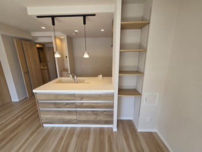 【居間・リビング】 | セレノ藤原台B棟 | 可動式の棚で見せる収納ができ、おしゃれですよ。