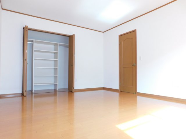 あま市七宝町川部折戸の中古一戸建の洋室|◇洋室◇　　南面で明るく広い洋室約１０．０帖　全居室収納完備！　バルコニー利用可♪　（２０２５年１０月リフォーム済）