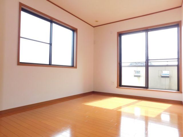 あま市七宝町川部折戸の中古一戸建の洋室|◇洋室◇　　南面で明るい洋室約６．０帖　全居室収納完備！　バルコニー利用可♪　（２０２５年１０月リフォーム済）