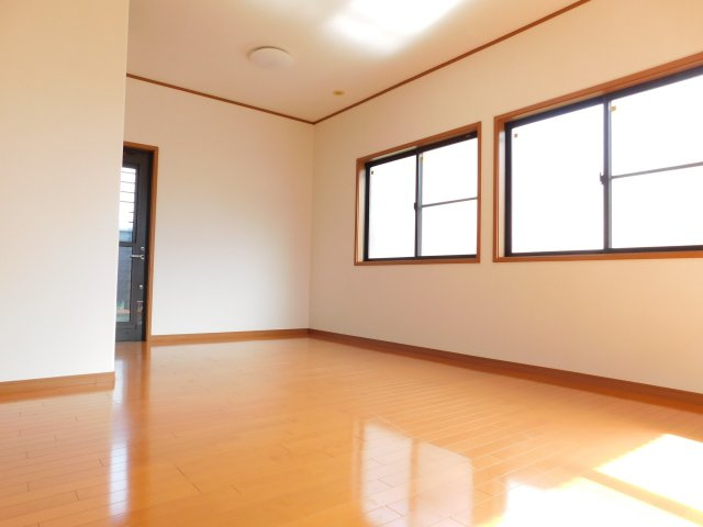 あま市七宝町川部折戸の中古一戸建の居間・リビング|◇リビング◇　　南面で明るいリビング約１６．１帖　陽当り良好で明るいリビングには自然と家族が集まります♪　（２０２５年１０月リフォーム済）