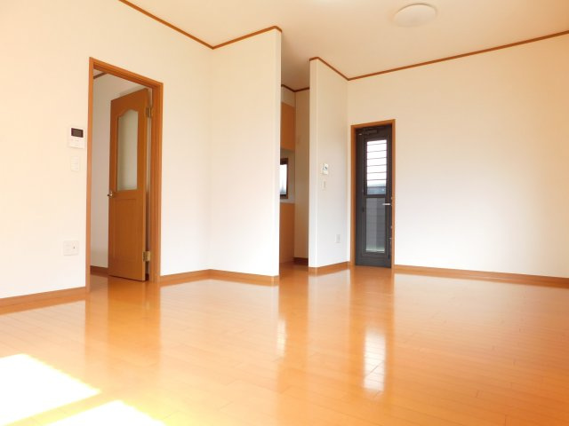 あま市七宝町川部折戸の中古一戸建の居間・リビング|◇リビング◇　　南面で明るいリビング約１６．１帖　お料理好きに嬉しい独立キッチンスペース♪　勝手口付き　（２０２５年１０月リフォーム済）