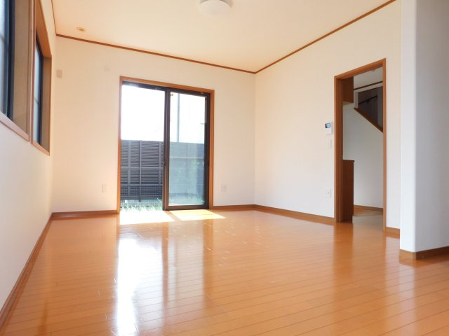 あま市七宝町川部折戸の中古一戸建の居間・リビング|◇リビング◇　　南面で明るいリビング約１６．１帖　大きな窓の開放的な空間♪　（２０２５年１０月リフォーム済）