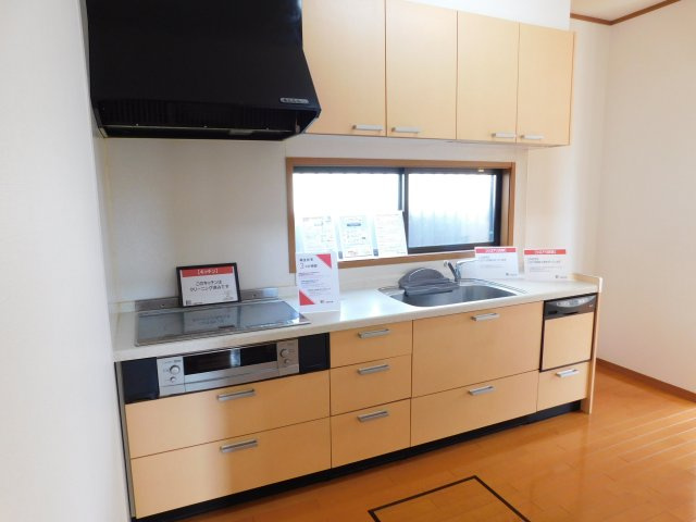 あま市七宝町川部折戸の中古一戸建のキッチン|◇キッチン◇　　ＩＨクッキングヒーター　吊戸棚　（２０２５年１０月リフォーム済）