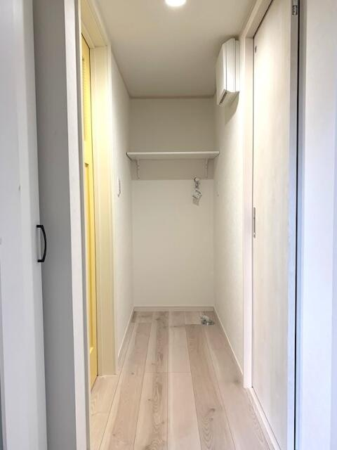 ハーミットクラブハウスレスペデザ戸塚のその他|洗濯機置き場は便利な棚付き！