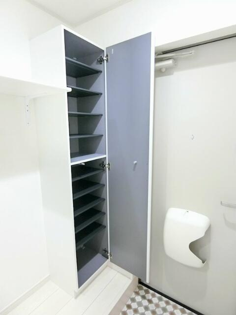 ハーミットクラブハウスレスペデザ戸塚の玄関