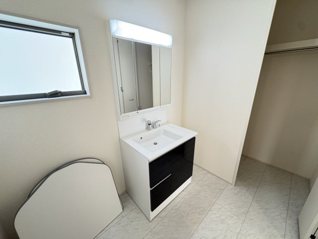 明石市魚住町錦が丘１丁目新築戸建２号棟の独立洗面台