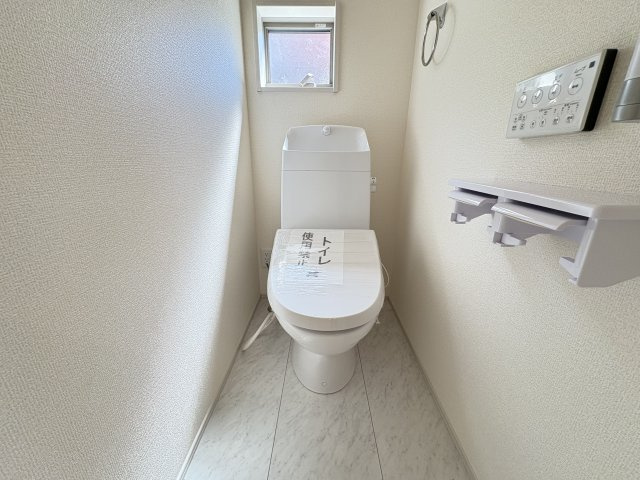 明石市魚住町錦が丘１丁目新築戸建２号棟のトイレ