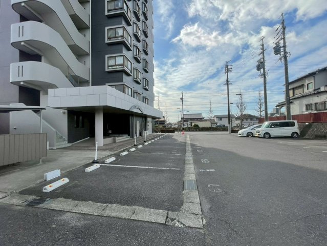 ファミール朝日の駐車場