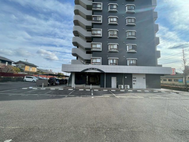 ファミール朝日の駐車場