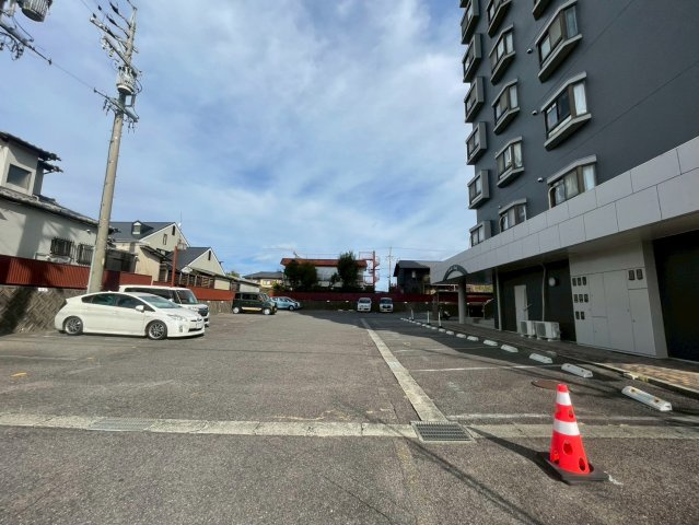 ファミール朝日の駐車場