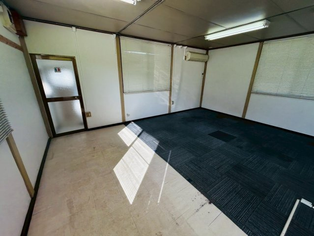 中ノ割貸事務所の内装