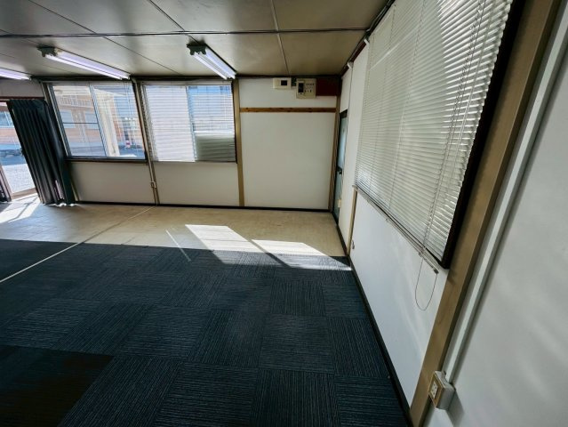 中ノ割貸事務所の内装