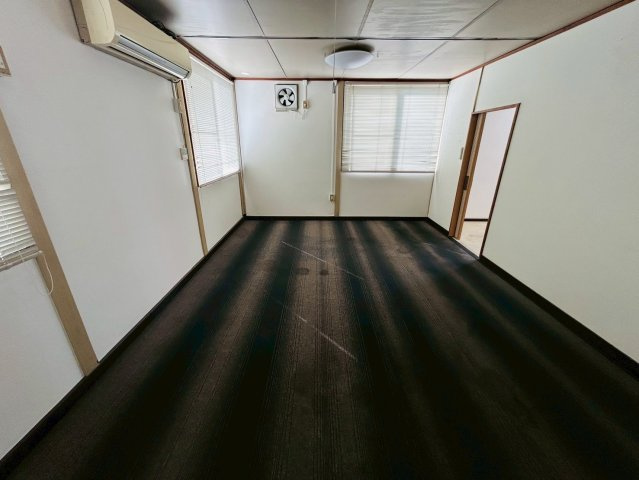 中ノ割貸事務所の内装