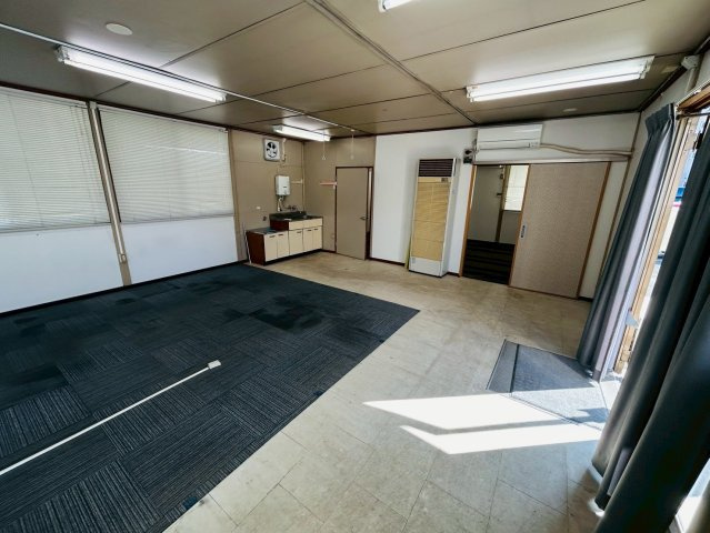 中ノ割貸事務所の内装