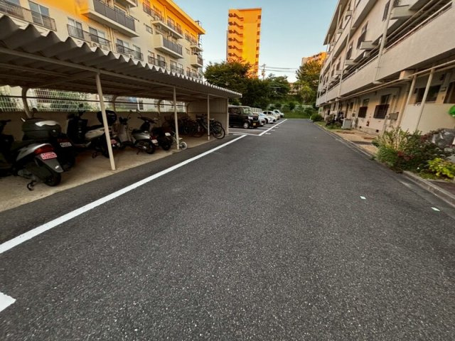 明舞第6団地14号棟の駐車場