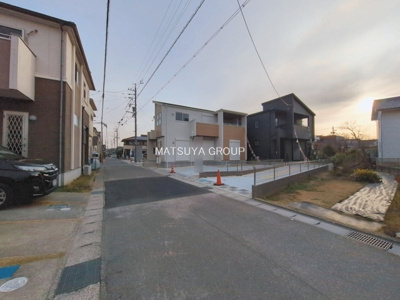 【前面道路含む現地写真】 | ブルーミングガーデン岡崎市福岡町新町-4号棟