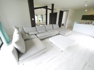 【居間・リビング】 | 長生郡白子町剃金　平家中古戸建 | 内装リフォーム済み令和3年9月1LDK平家 リビング約27帖システムキッチンユニットバス敷地約96坪