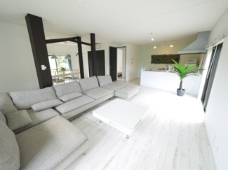 【居間・リビング】 | 長生郡白子町剃金　平家中古戸建 | 内装リフォーム済み令和3年9月1LDK平家 リビング約27帖システムキッチンユニットバス敷地約96坪